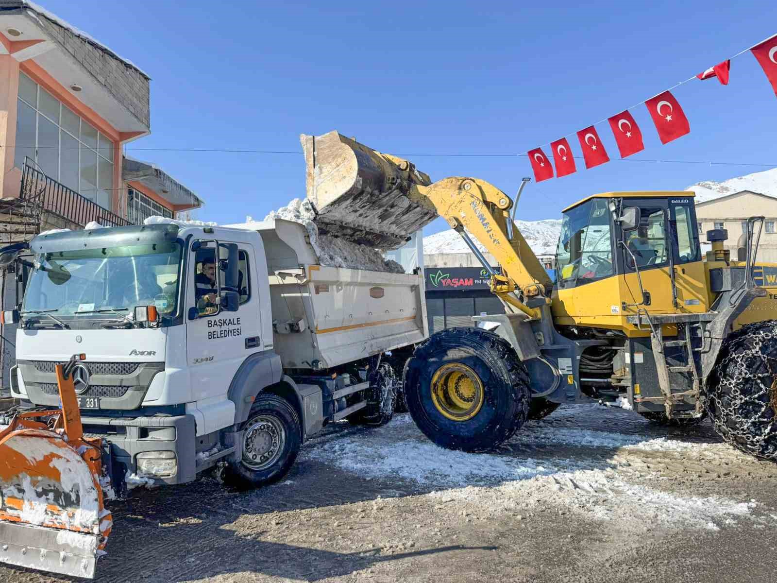 Başkalede Kar Yığınları Kamyonlarla İlçe Dışına Taşınıyor