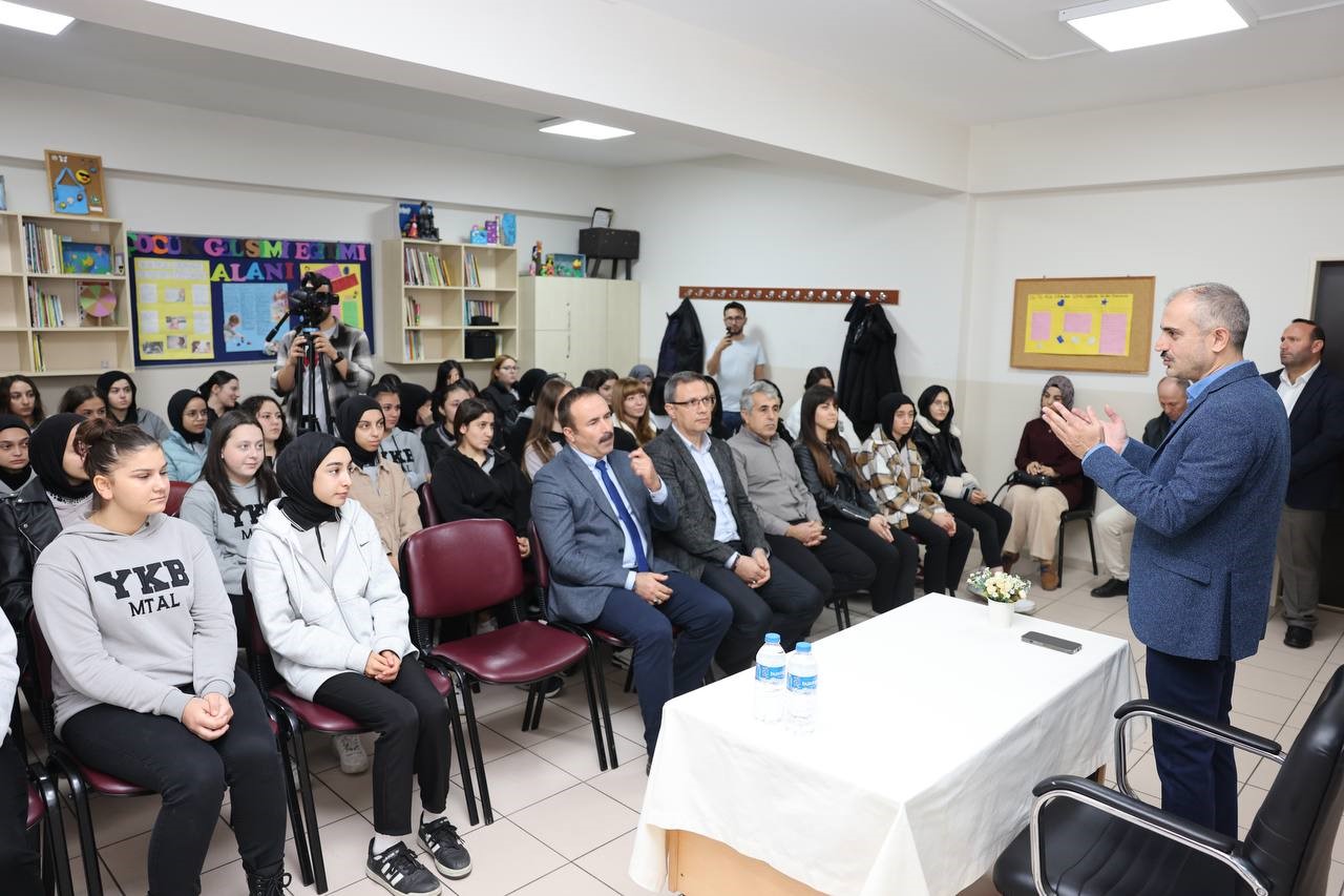 Başkan Çiftçiden Gençlere: Hayatta Karşılaştığınız Herkes Sizin İçin Bir Tecrübedir