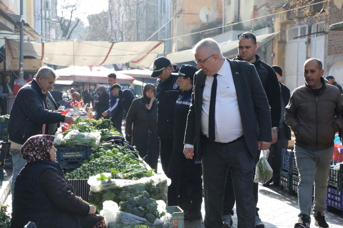 Başkan Ertaş Çarşamba Pazarında Esnafı Ziyaret Etti