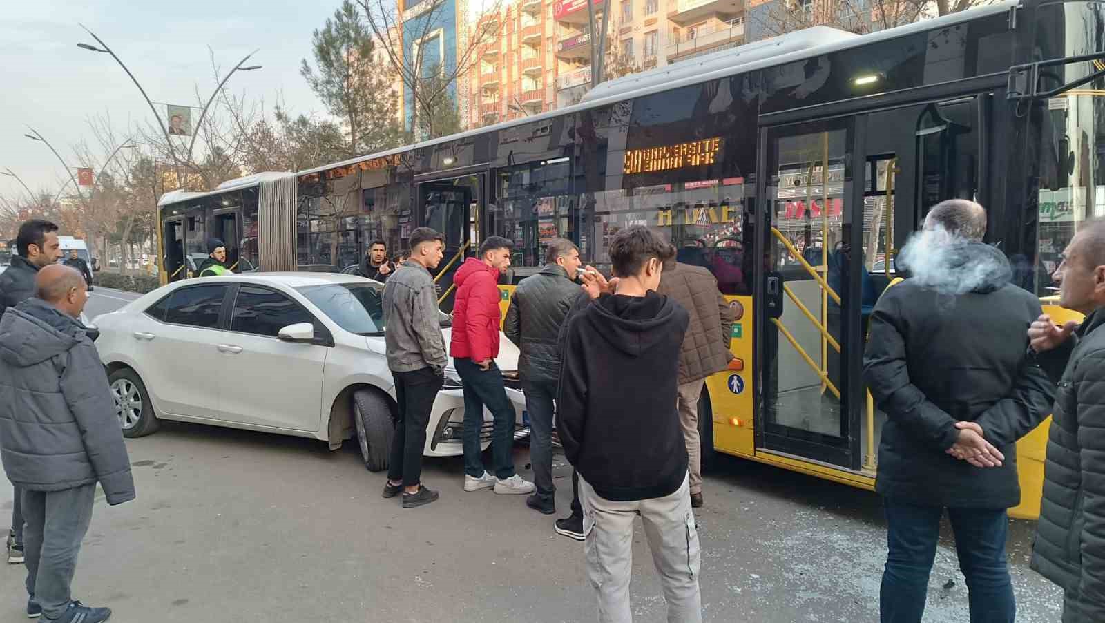 Batmanda Belediye Halk Otobüsü İle Otomobil Çarpıştı