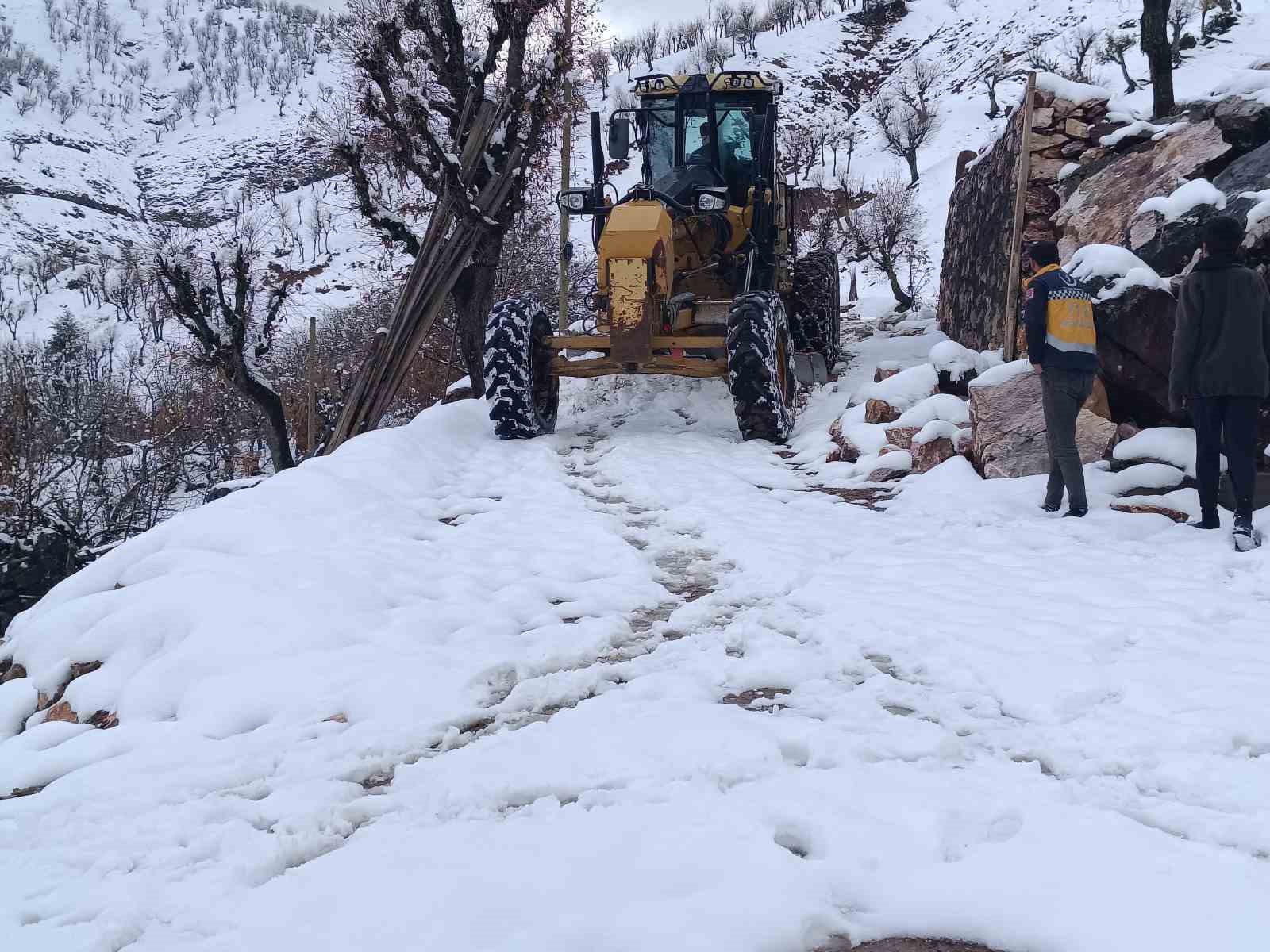 Batmanda Kar Yağışı Nedeniyle Ulaşıma Kapanan Köy Yolları Ulaşıma Açıldı