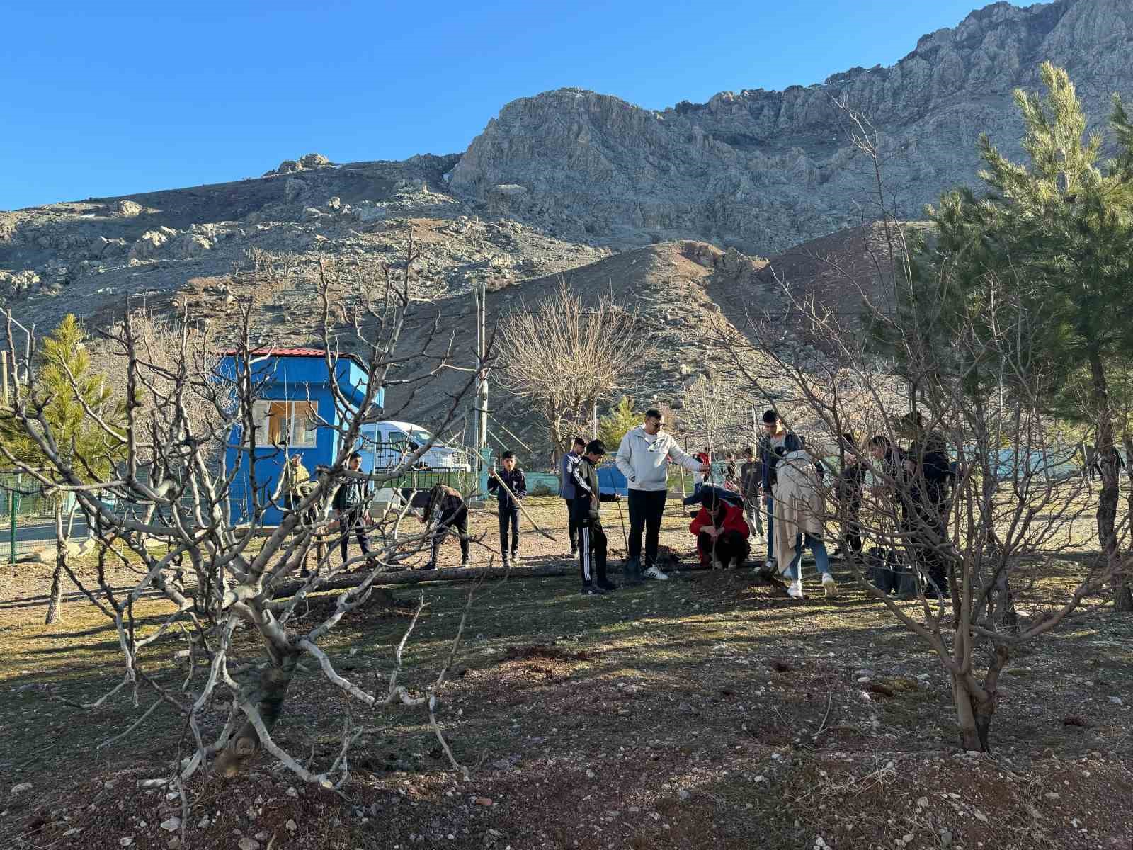 Batmanda Köy Okulunda Fidan Dikim Seferberliği Başlatıldı