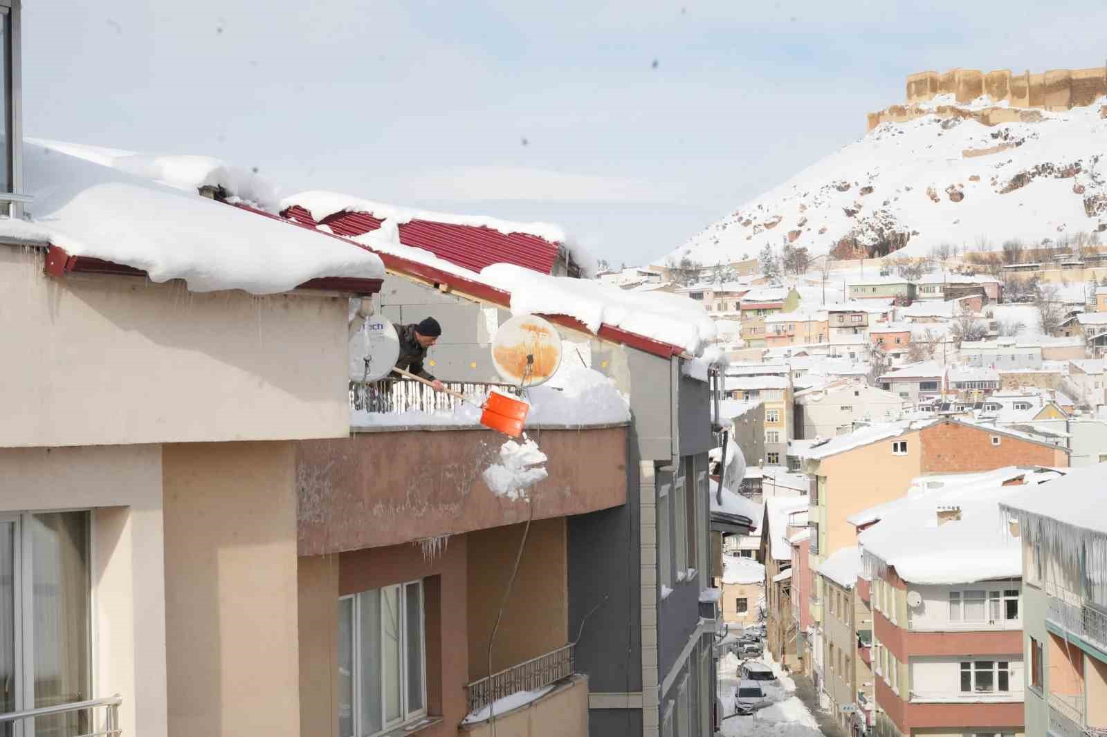 Bayburtlu Vatandaşlar Çatı Ve Balkonlarda Biriken Karları Temizliyor