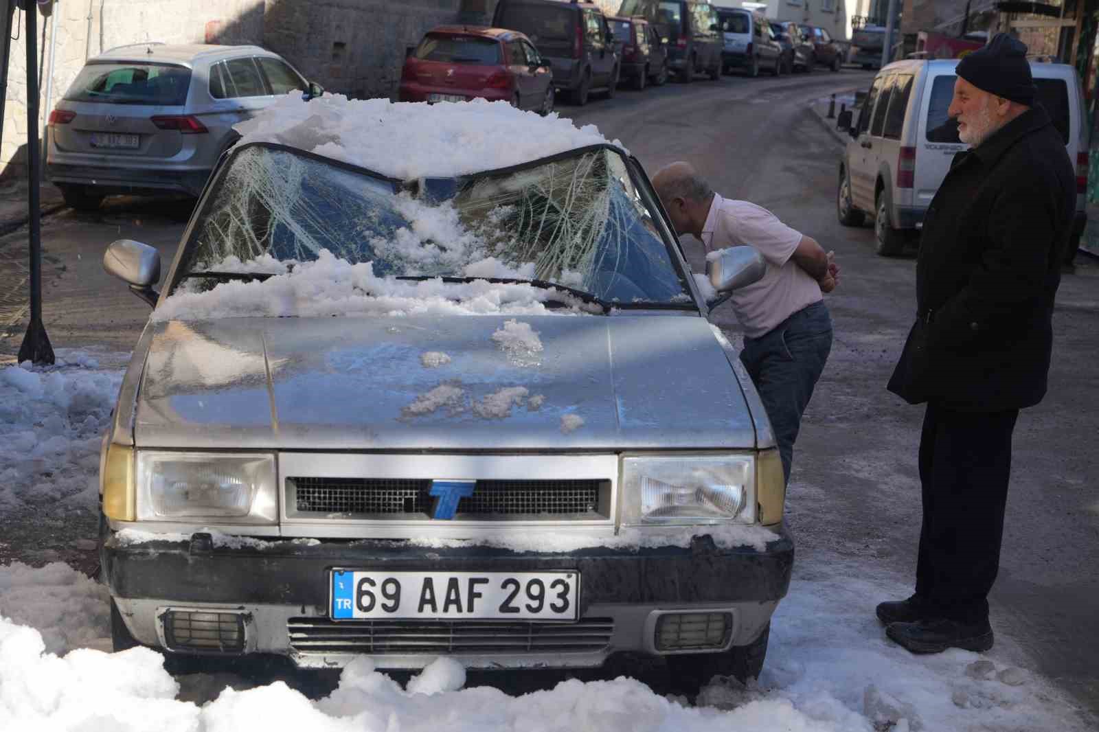 Bayburtta Kar Kütlesinin Düştüğü Tofaş Marka Araç Hurdaya Döndü