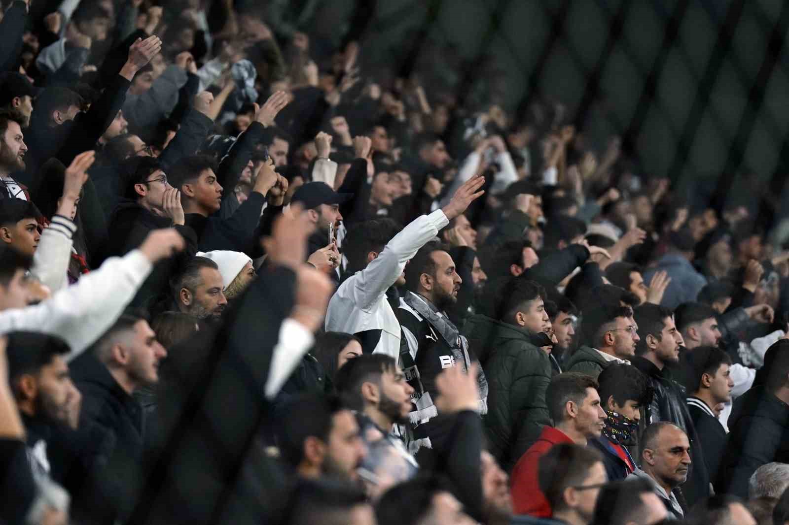 Beşiktaş Taraftarı Takıma Tepkili!