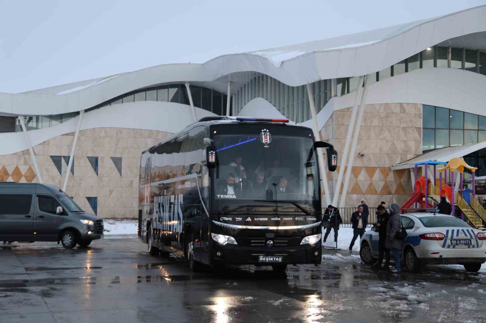 Beşiktaşı Sivasta Az Sayıda Taraftar Karşıladı