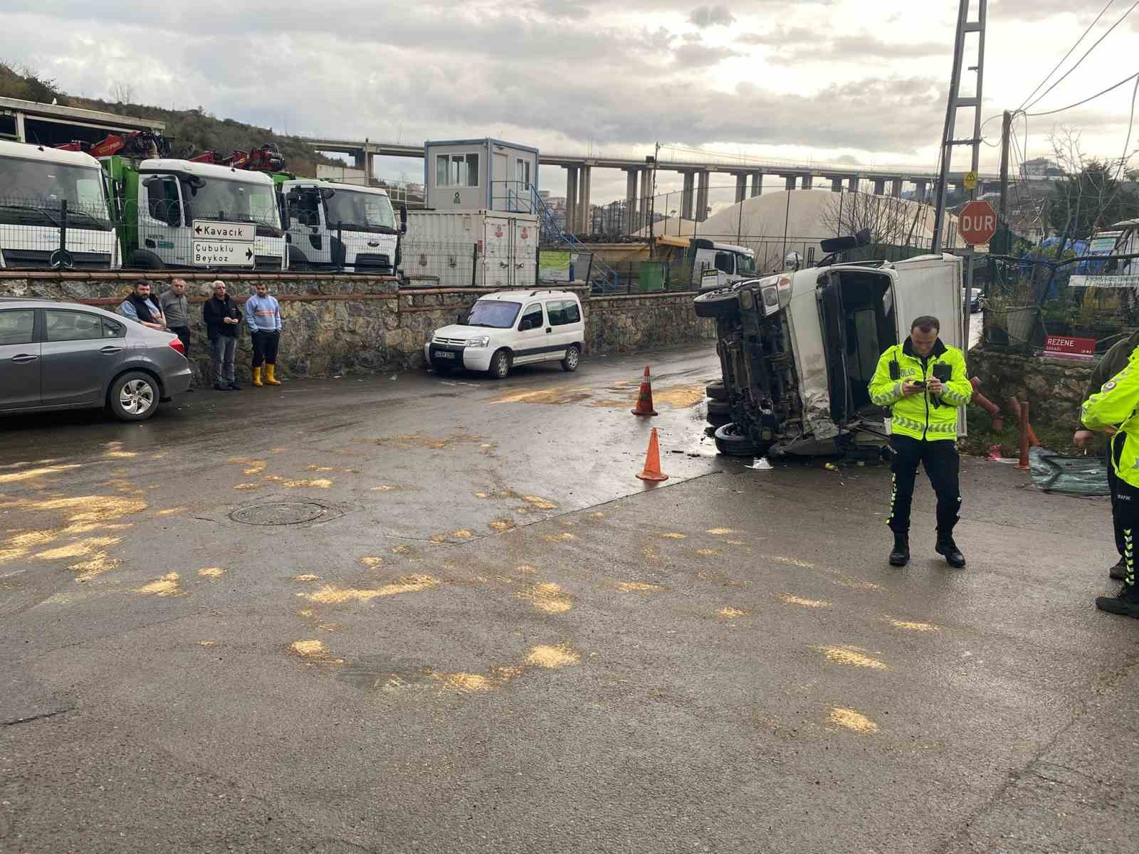 Beykozda Kamyon Devrildi: 2 Yaralı