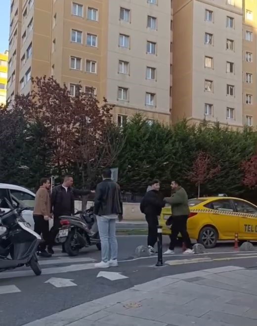 Beylikdüzünde Polise Ve Vatandaşa Küfür Eden Taksici Gözaltına Alındı