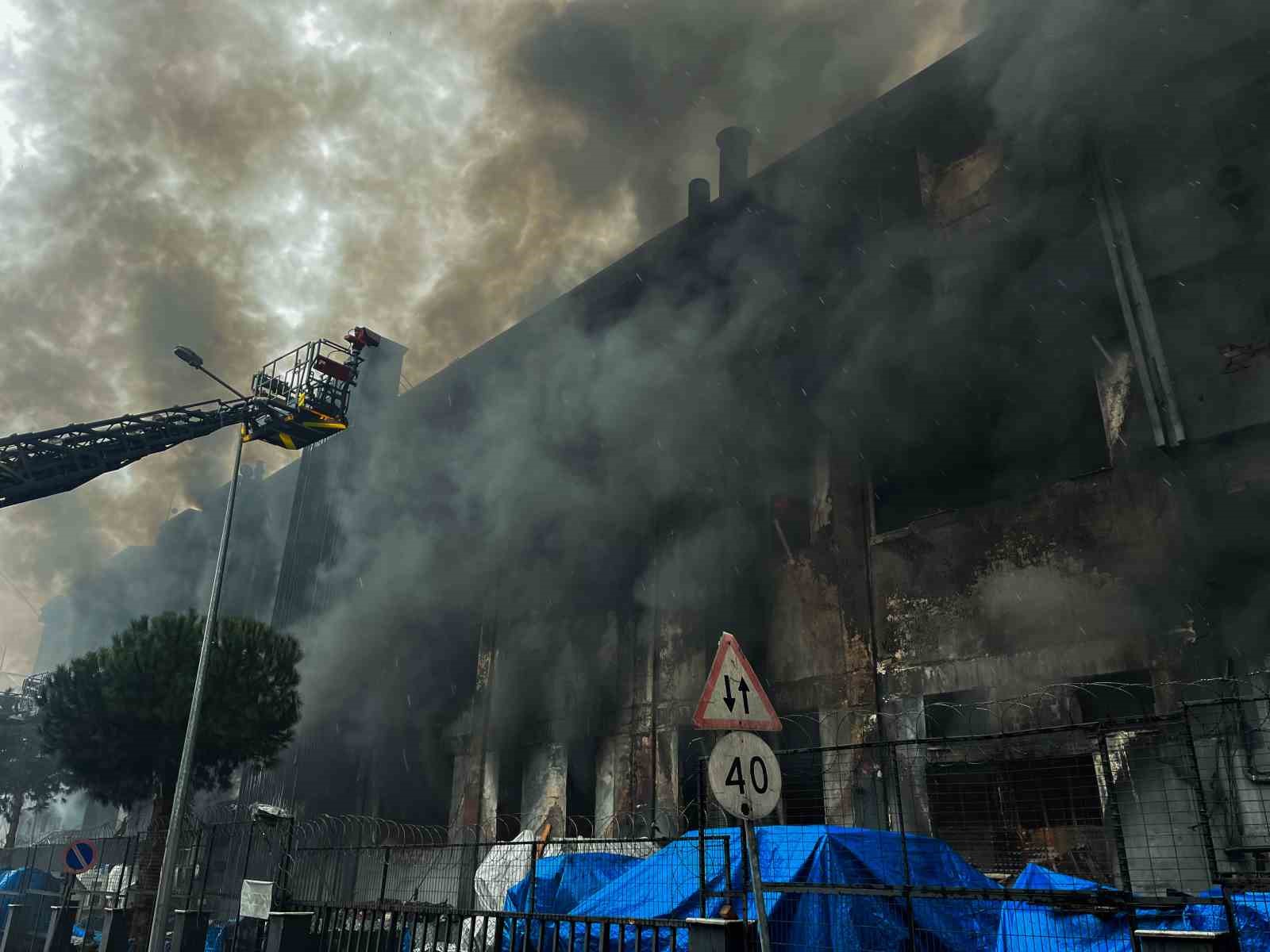 Beylikdüzündeki Yangını Söndürme Çalışmaları 11 Saattir Sürüyor