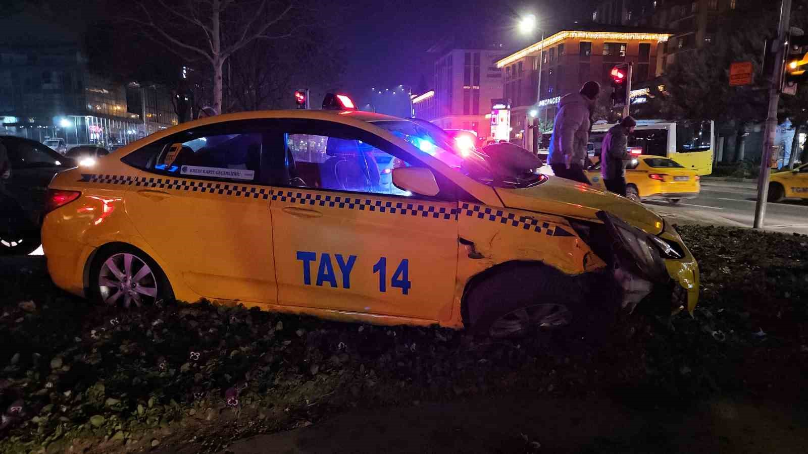 Beyoğlunda Aniden Manevra Yaparak Dönen Araç, Taksiyi Yoldan Çıkardı: 1 Yaralı