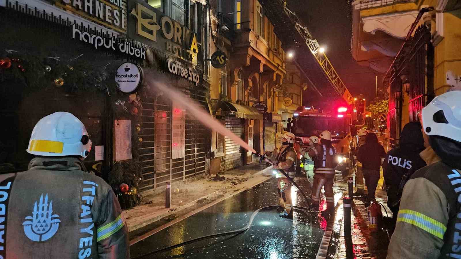 Beyoğlunda Korkutan Otel Yangını