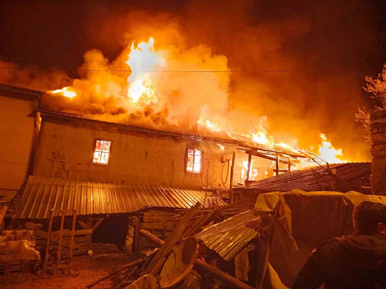 Bilecikte Çıkan Yangında Ahşap Ev Kullanılamaz Hale Geldi