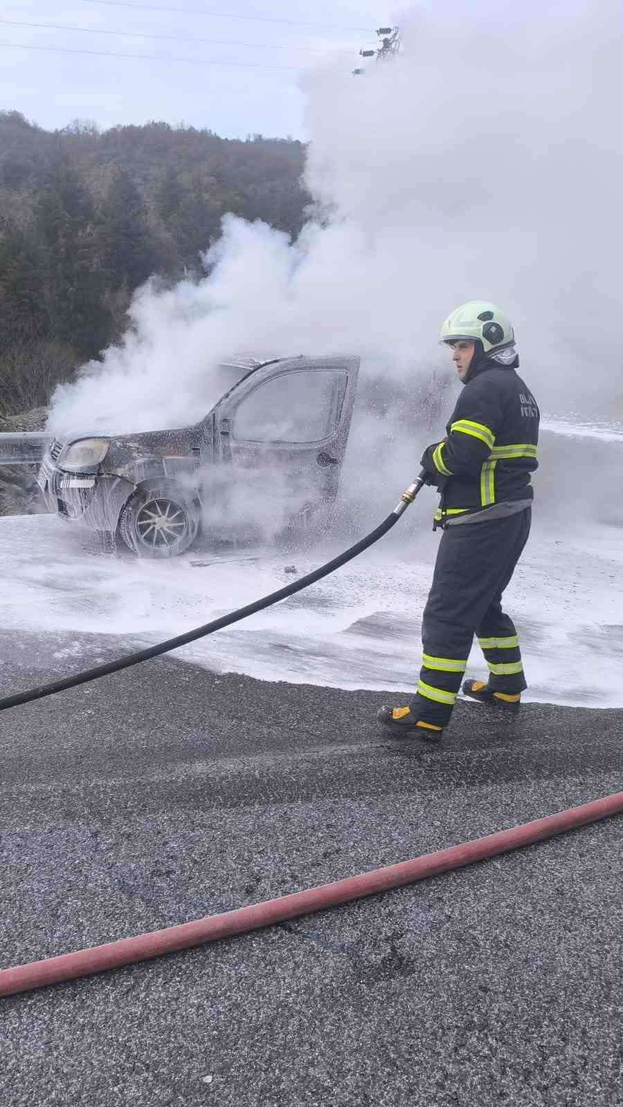 Bilecikte Seyir Halinde Alev Alan Araçta Maddi Hasar Meydana Geldi