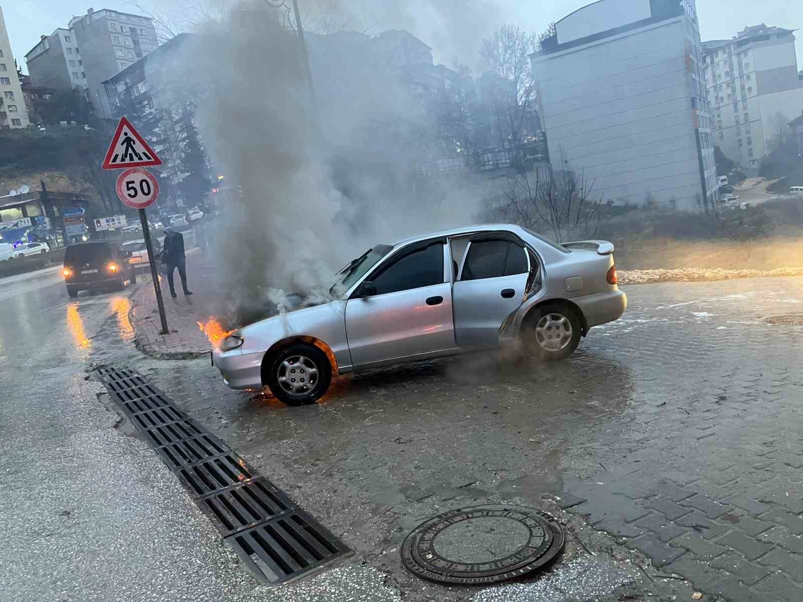 Bilecikte Seyir Halindeki Otomobil Alev Alev Yandı