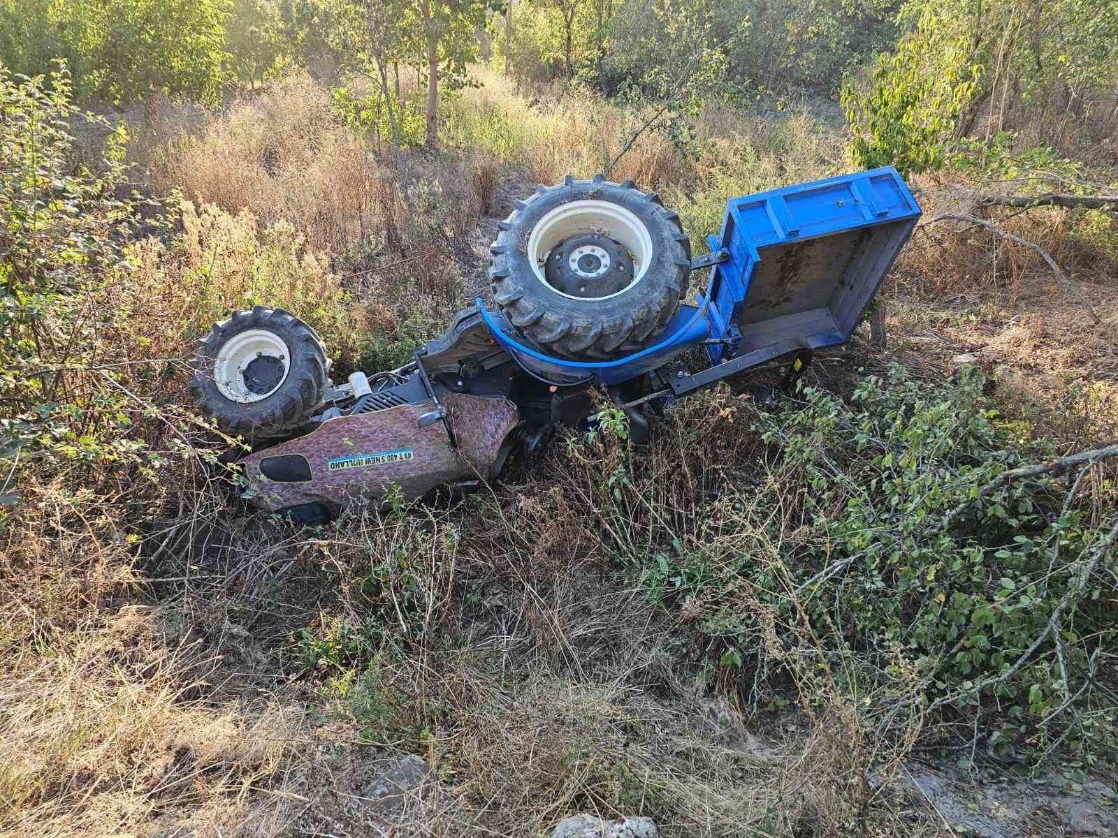 Bilecikte Traktör Şarampole Yuvarlandı: 1 Ölü