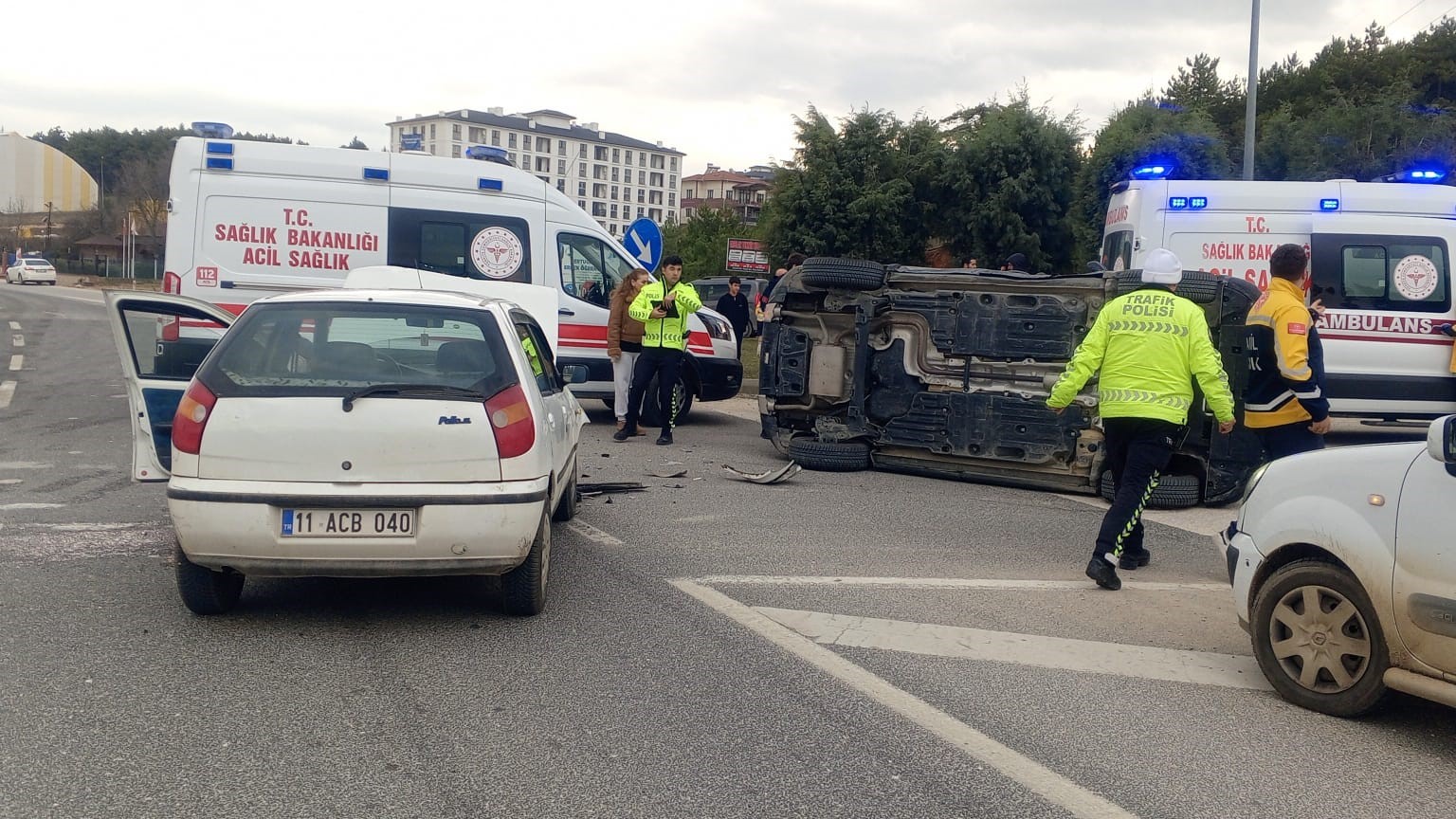 Bilecikte Yan Devrilen Otomobilin Sürücüsü Yaralandı