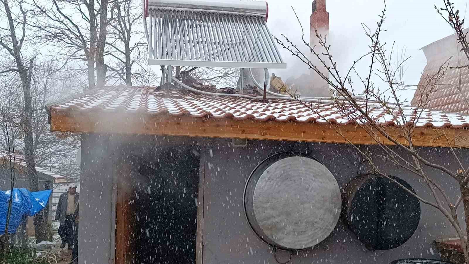 Bilecikteki At Çiftliğinde Çıkan Yangın Büyümeden Söndürüldü