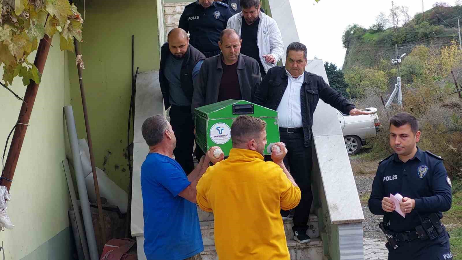 Bilekleri Kesilmiş Ve Tüfekle Vurulmuş Halde Ölü Bulundu