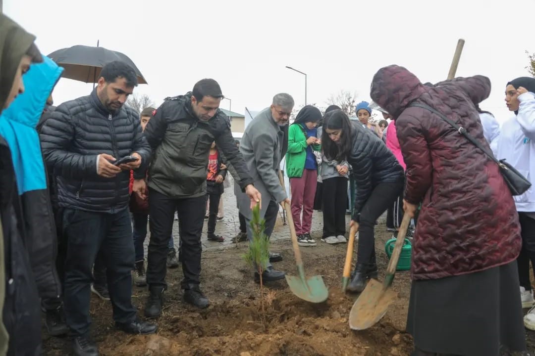 Bingölde Yatılı Bölge Okulunda 300 Fidan Toprakla Buluştu