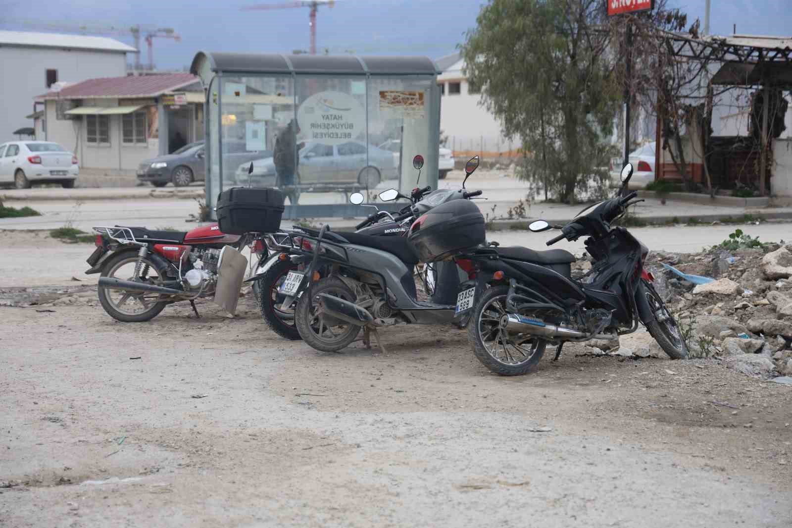 Biri Gözcülük Yaptı, Diğeri Motoru Çaldı: O Anlar Kamerada