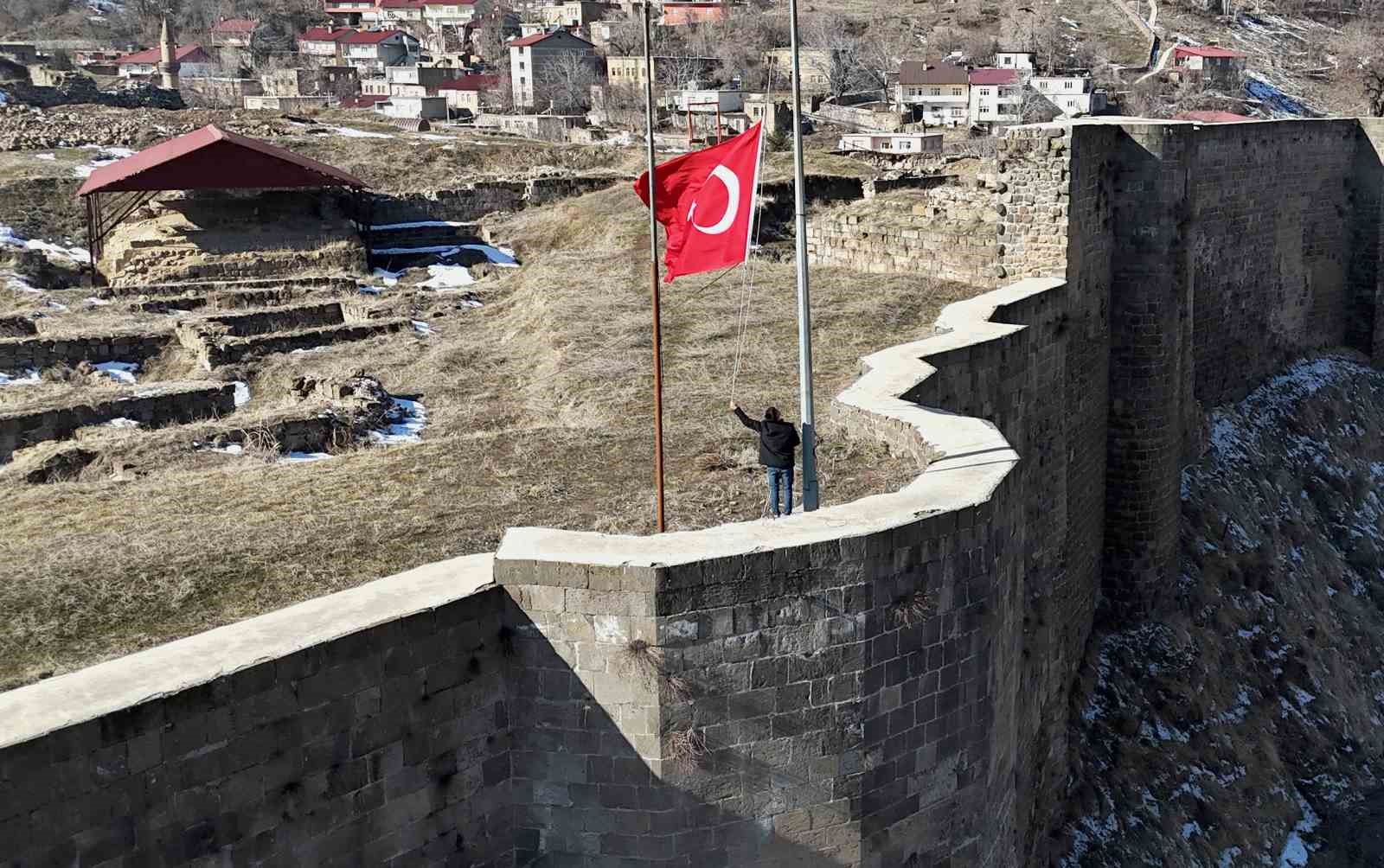 Bitlis Kalesinde Bayrak Yarıya İndirildi