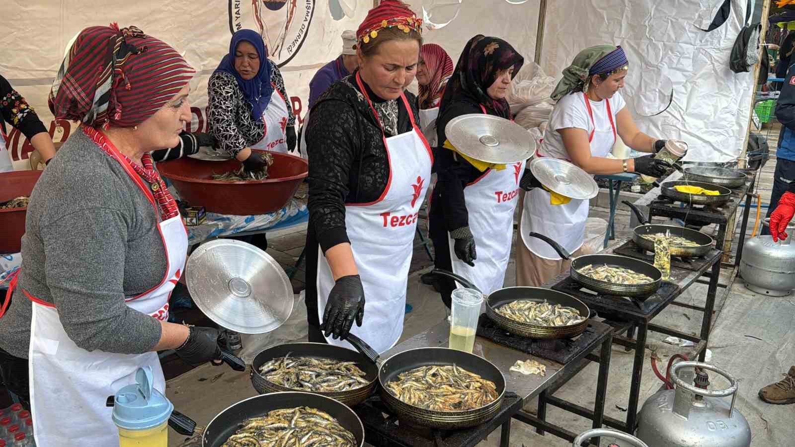 Bodrumda Hamsi Ziyafeti: 3 Ton Hamsi Dağıtıldı