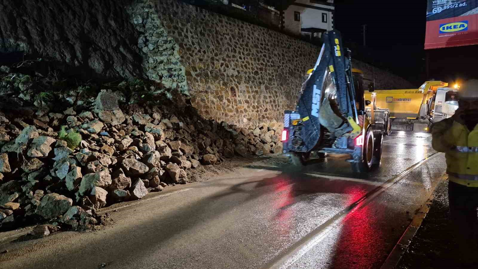 Bodrumda İstinat Duvarı Karayoluna Çöktü