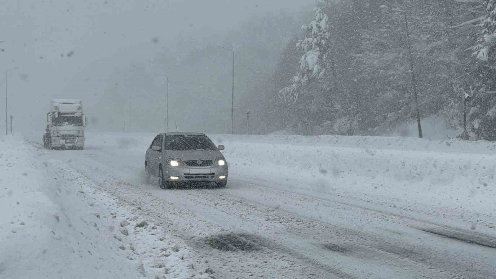 Bolu Dağında Kar Yağışı Etkili Oluyor: Kar Kalınlığı 75 Santimetreyi Aştı