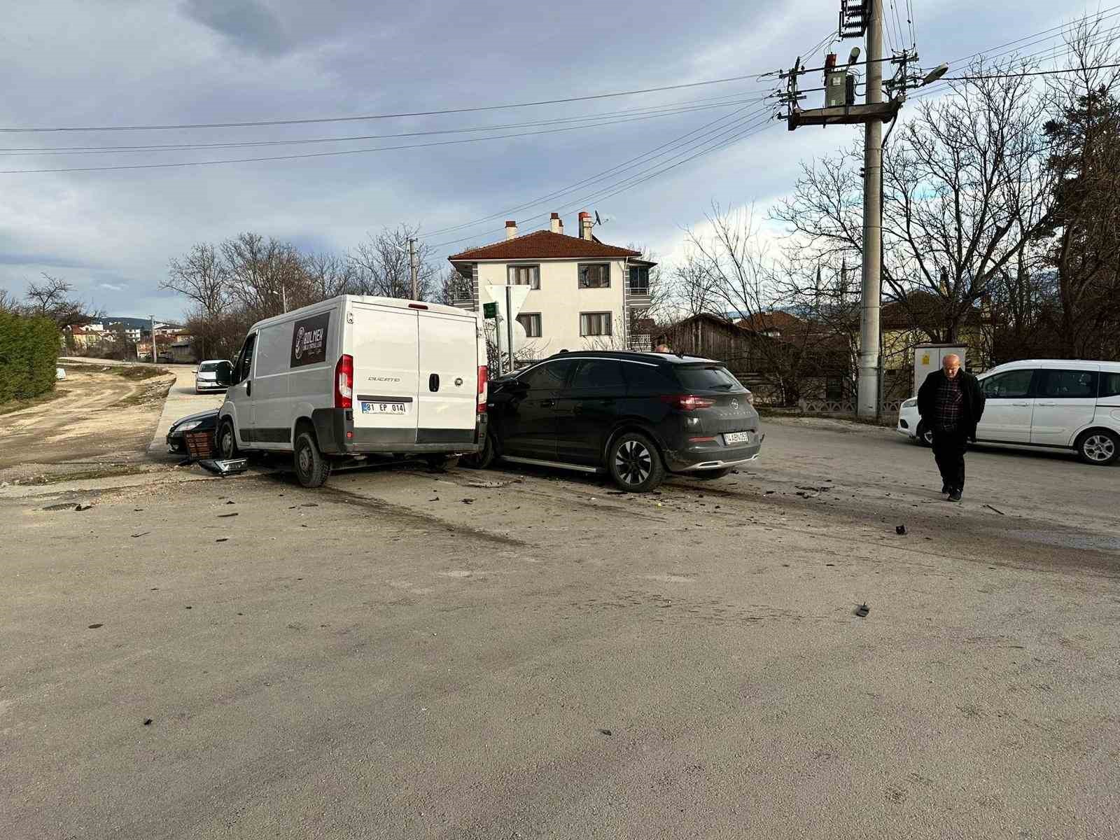 Boluda Cip Minibüsle Çarpıştı: 3 Yaralı