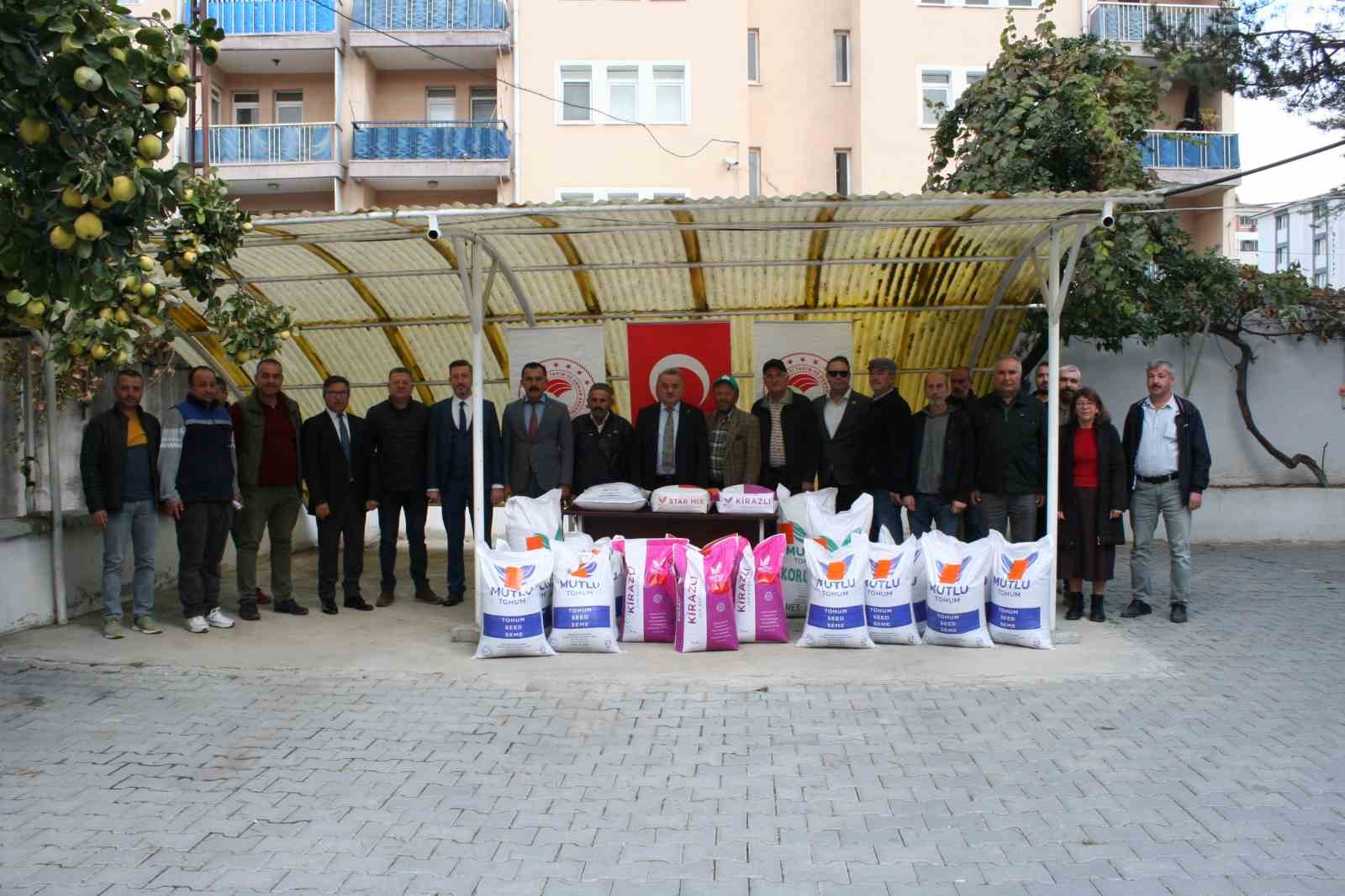 Bozüyükte Çiftçilere Yem Bitkisi Tohumu Dağıtıldı