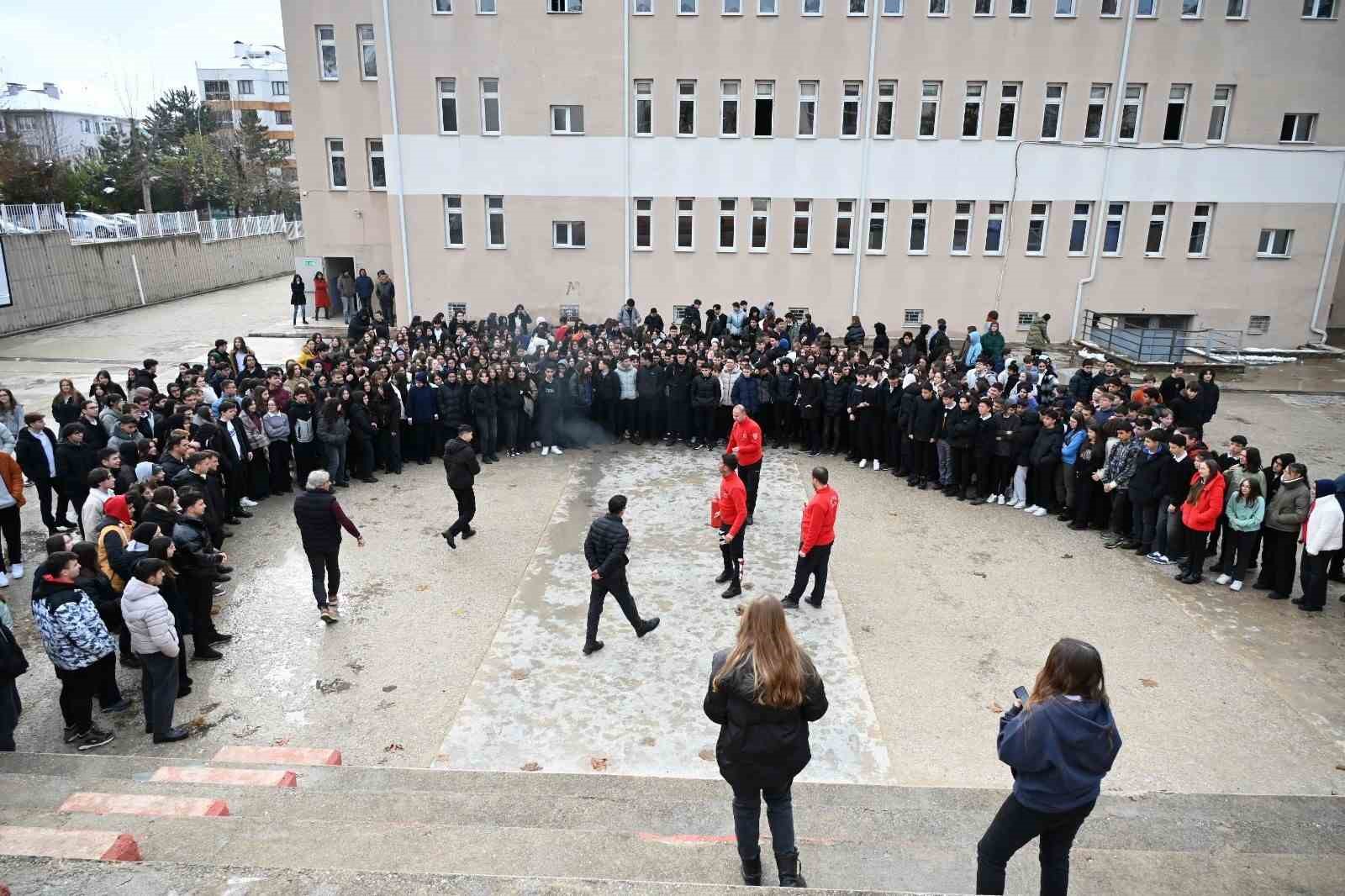 Bozüyükte Kumral Abdal Anadolu Lisesi Öğrencilerine Yangın Eğitimi