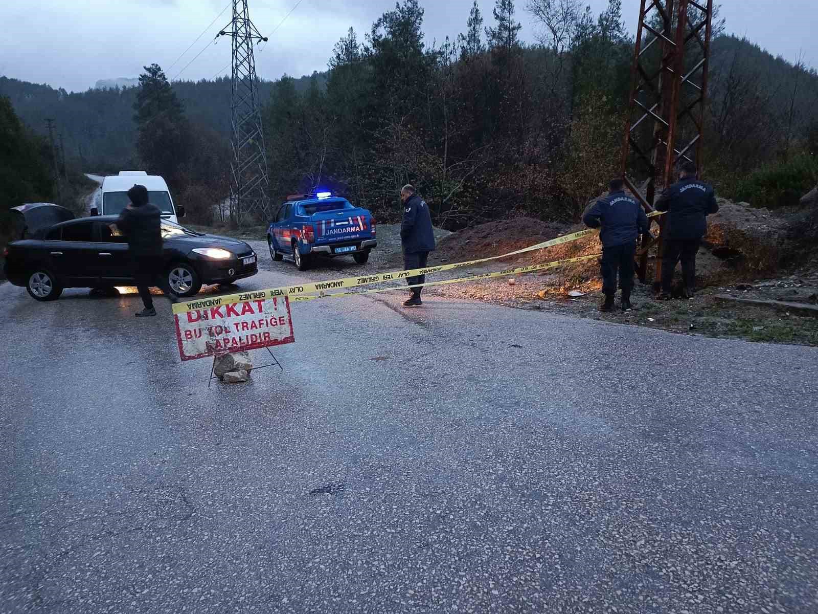 Bucakta Heyelan Riski: Pamucak-Sarıdere Yolu Trafiğe Kapatıldı