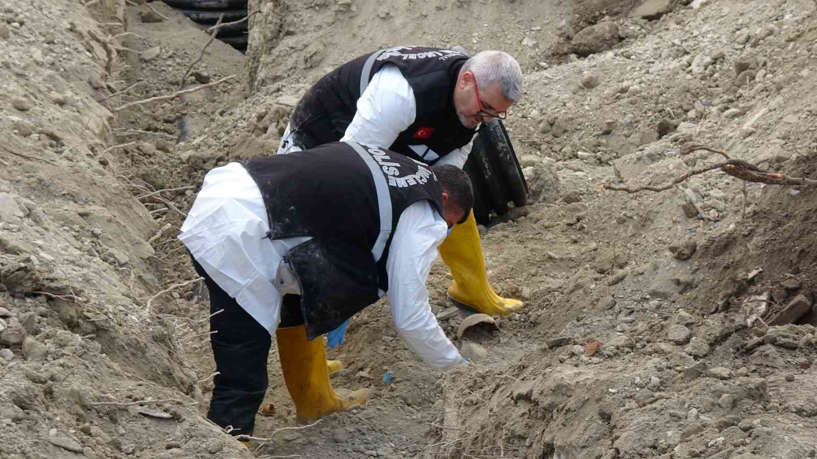 Burdurda Öğretmenevi Bahçesindeki Kazıda İnsan Kemikleri Bulundu