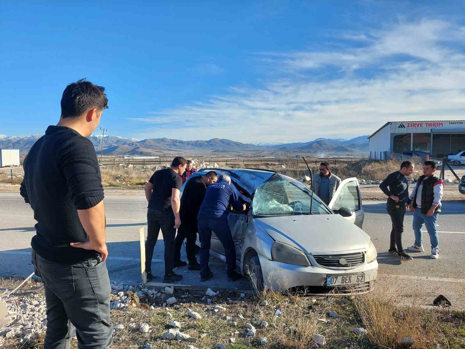 Burdurda Otomobil Refüje Çarptı: 1 Yaralı