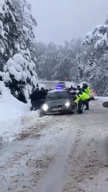 Bursada Karlı Yolda Vatandaşlar Mahsur Kaldı