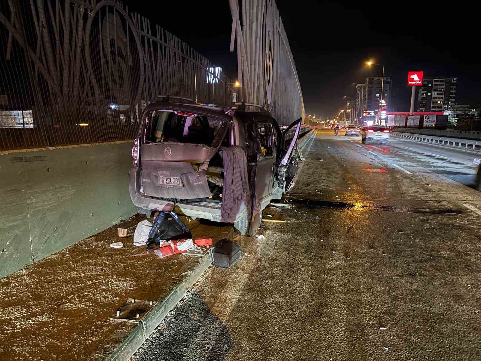 Bursada Kontrolden Çıkan Otomobil Bariyerlere Ok Gibi Saplandı: 1 Yaralı