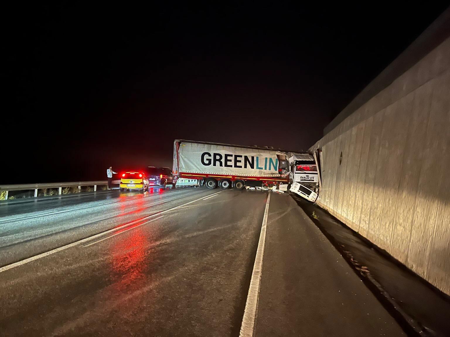 Bursada Kontrolden Çıkan Tır, Yol Kenarındaki İstinat Duvarına Çarptı