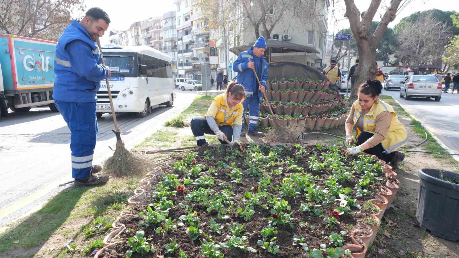 Büyükşehirin Çiçekleri Sökeyi Renklendirdi