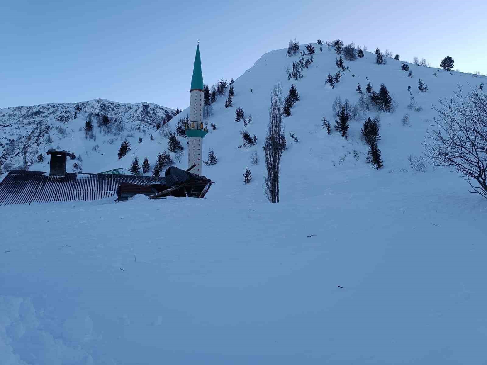 Cami Lojmanının Üzerine Çığ Düştü