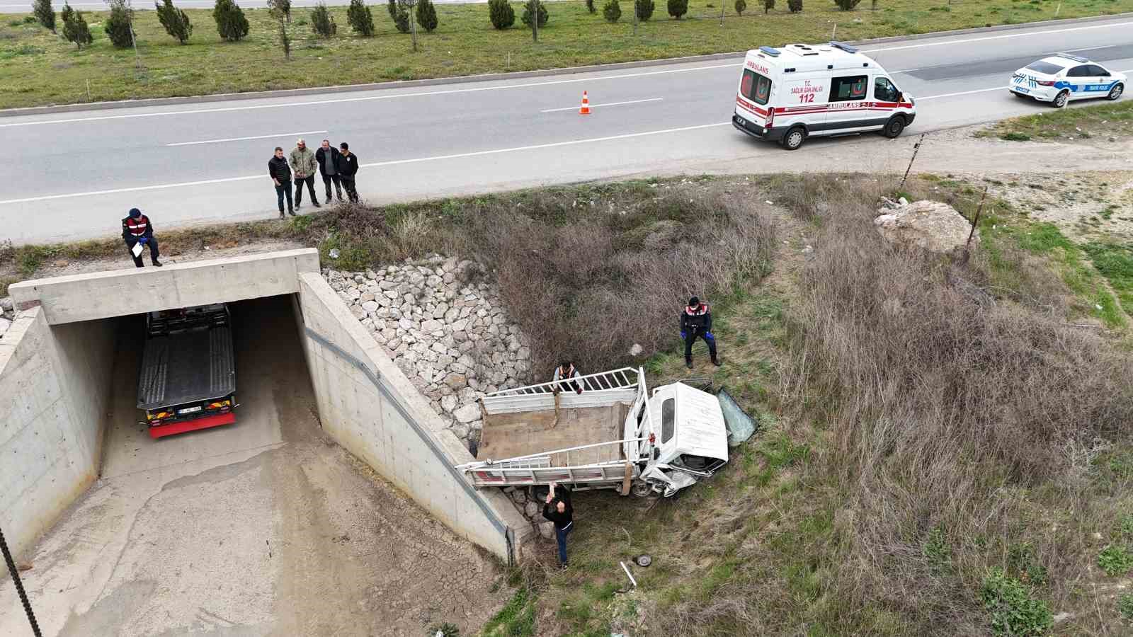 Çanakkalede Çalıntı Kamyonetle Şarampole Uçtu; Feci Şekilde Can Verdi