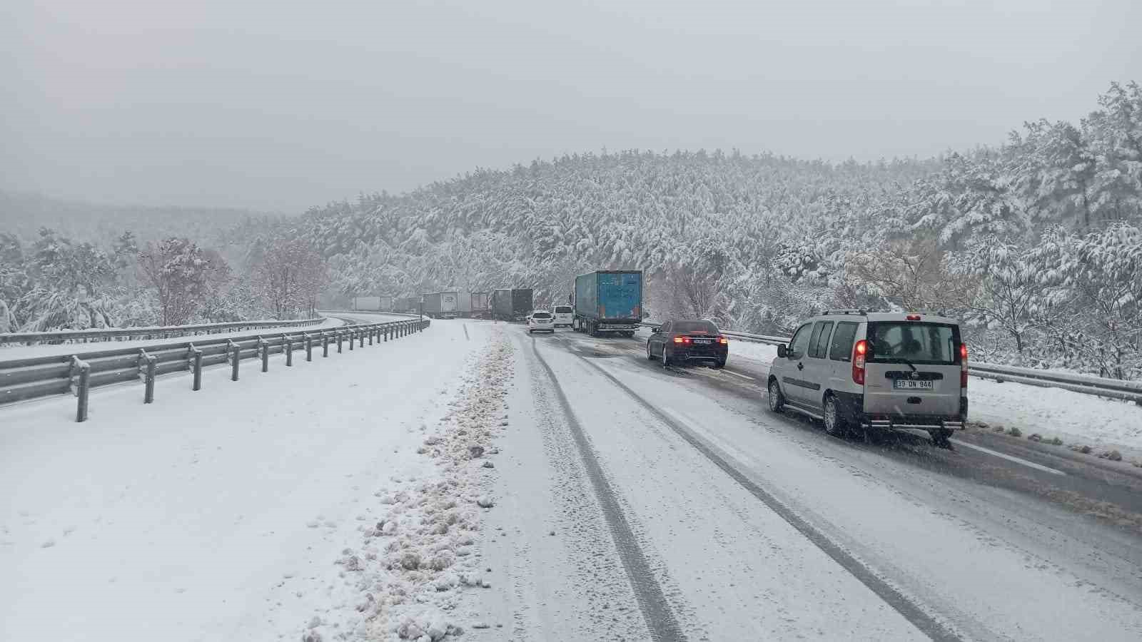 Çanakkalenin Korudağ Mevkisinde Trafik Kontrollü Olarak Sağlanıyor