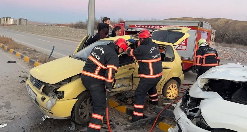 Çankırıda İki Otomobil Çarpıştı: 6 Yaralı