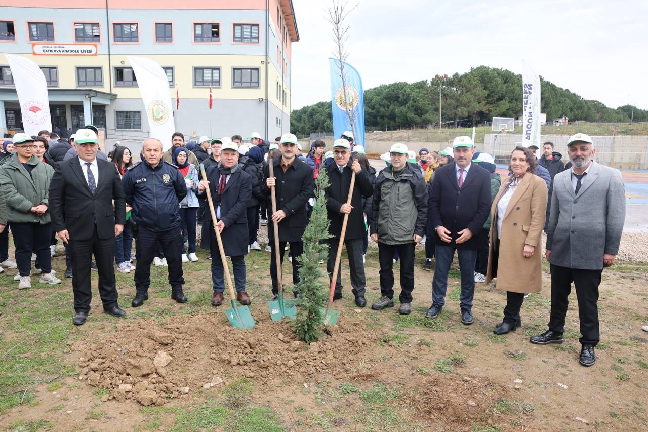 Çayırovada Fidanlar Toprakla Buluştu