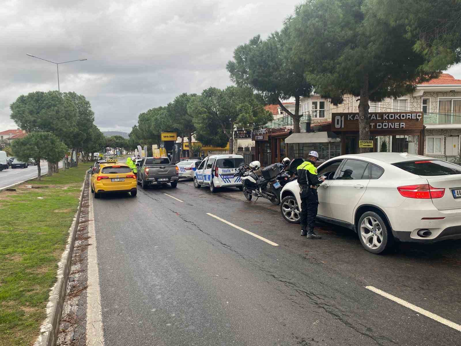 Çeşmede Yaya Geçidi İhlali Yapan 53 Sürücüye İşlem