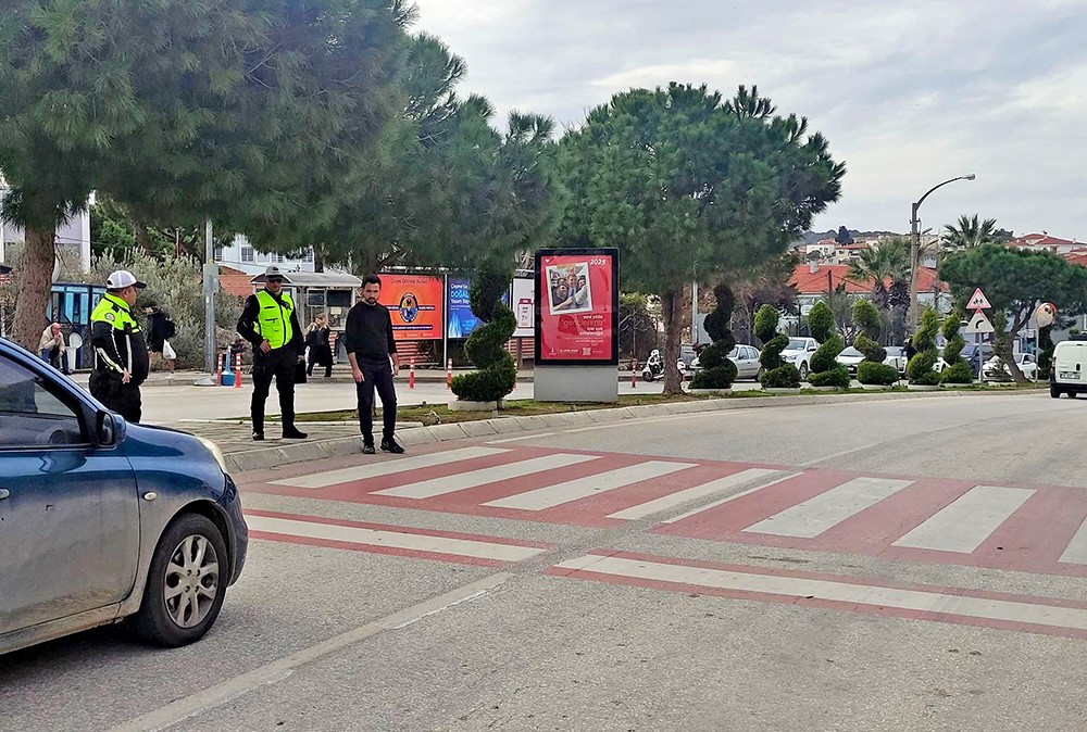 Çeşmede Yayalara Öncelik Uygulamaları Devam Ediyor