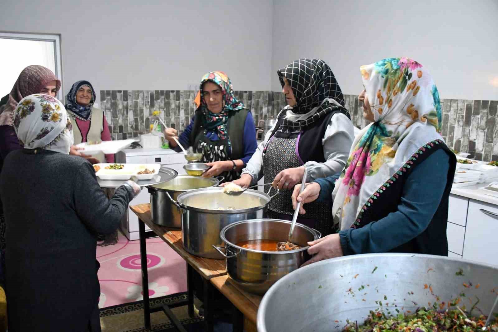 Çevre Köylerden Örnek Aldılar, Ramazanda Tek İftar Sofrası Kurdular