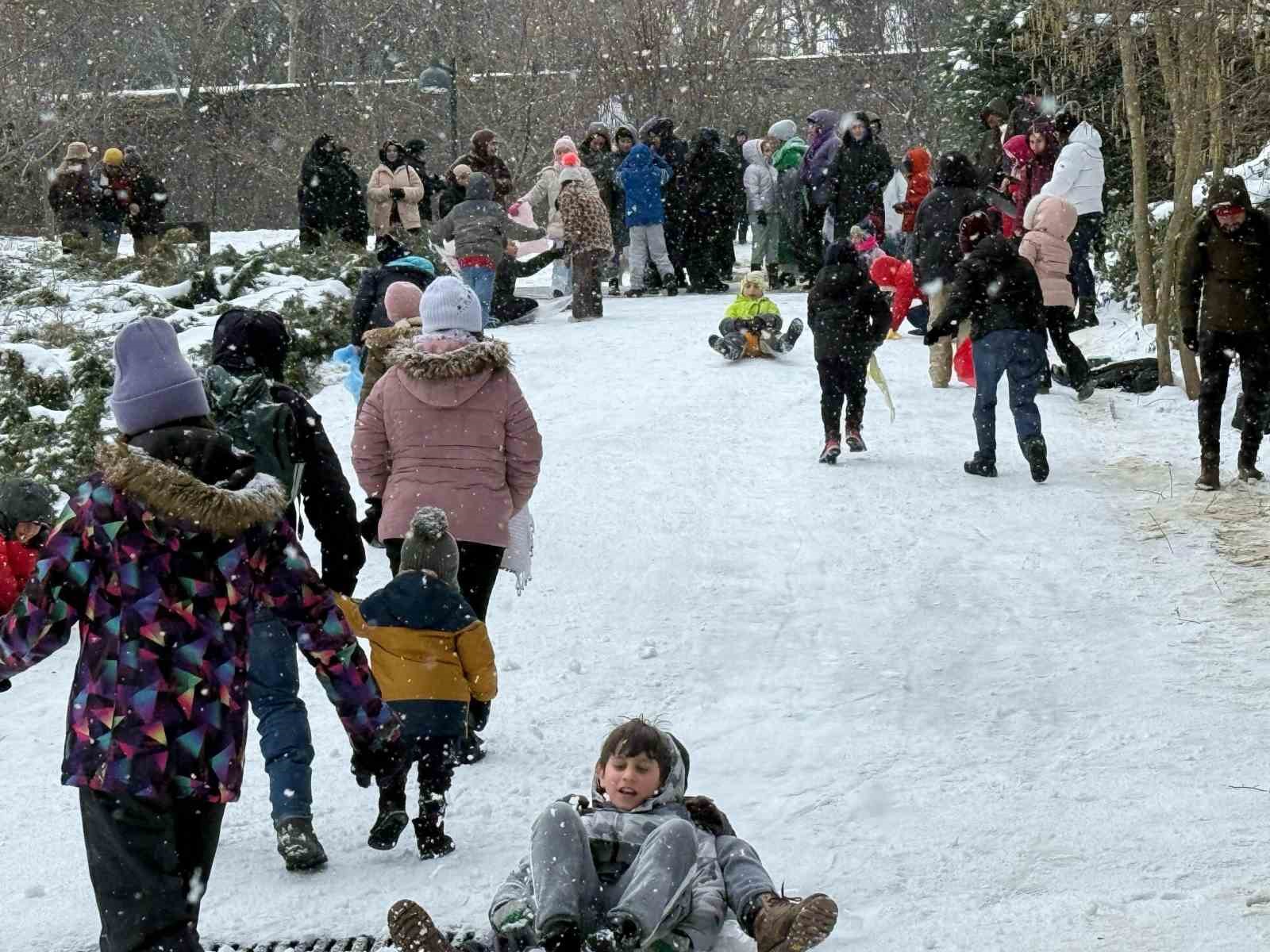 Çocuklu Aileler Atatürk Kent Ormanına Akın Etti: Kar Topu Oynayıp Doyasıya Eğlendiler