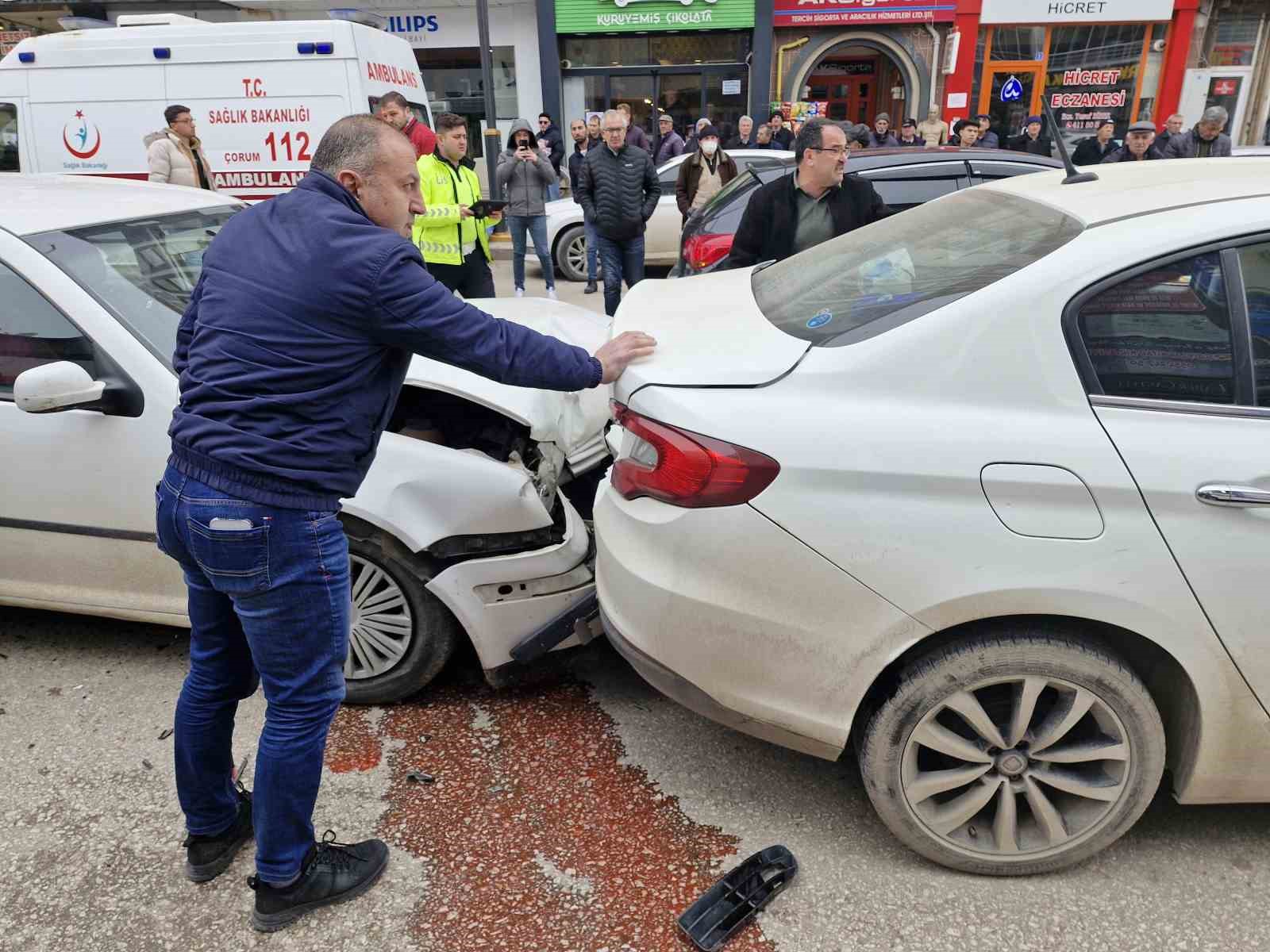 Çorumda İki Otomobil Çarpıştı: 1 Yaralı