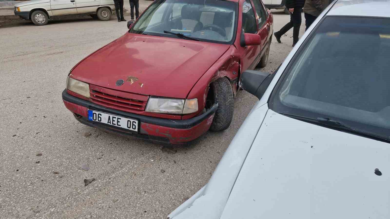 Çorumda İki Otomobilin Çarpıştığı Kaza Güvenlik Kamerasında