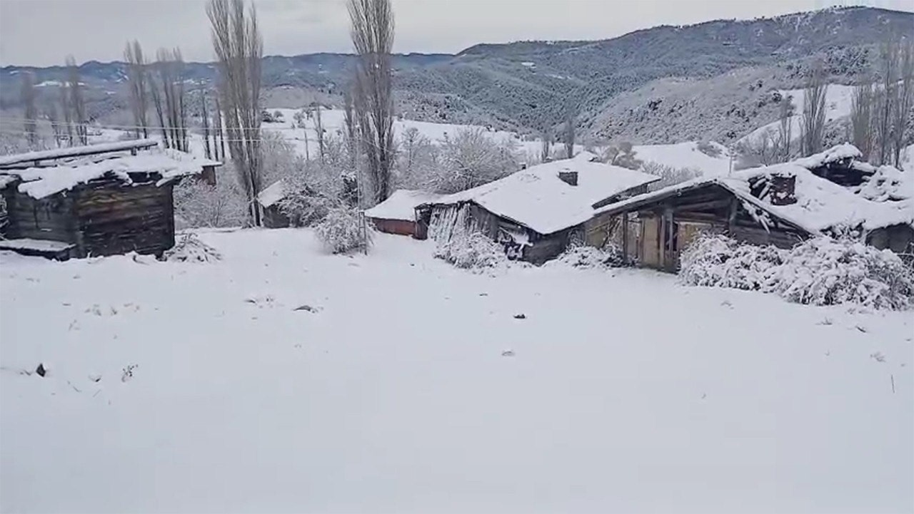 Çorumda Kar Yağışı Köyleri Beyaza Bürüdü